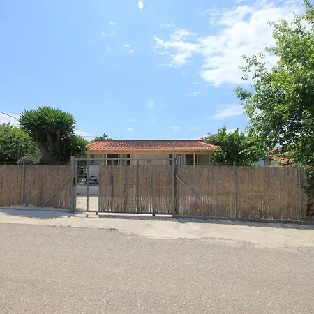 Brand New House With Garden, Next To The Beach Feriehus