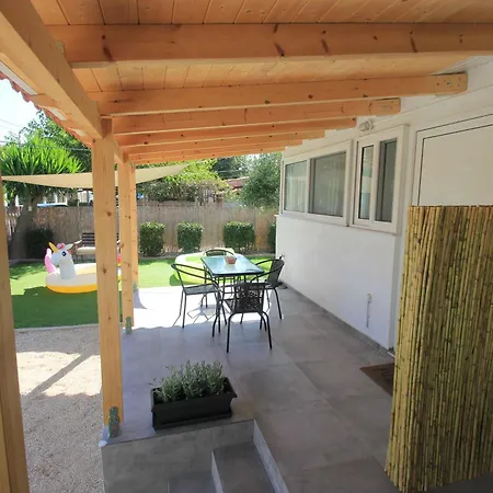 Brand New House With Garden, Next To The Beach 度假居 *